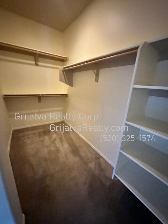 Building Photo - 2 Bed, 2 Bath Condo in Foothills Gated Com...