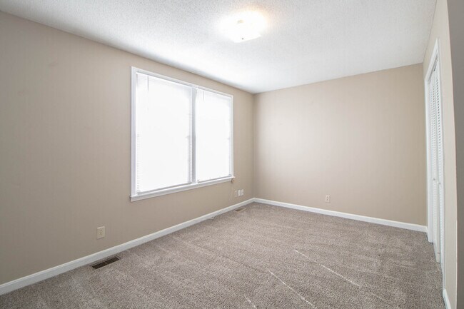 Building Photo - 812 Golf View Pl