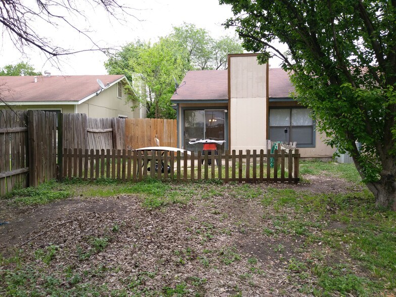 Additional Gated Backyard - 2521 Corian Glen Dr