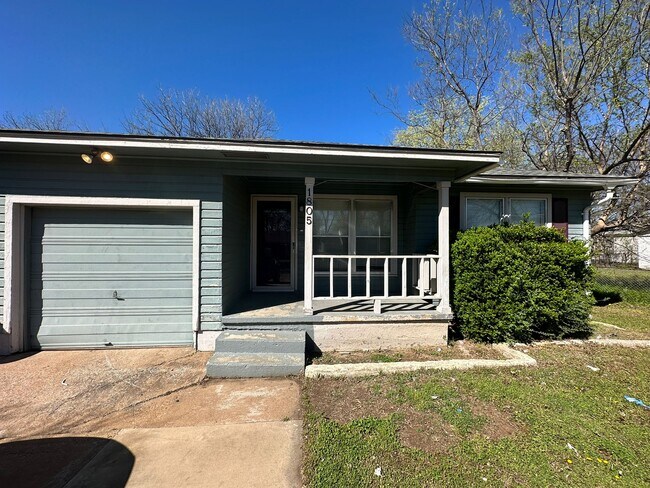 Primary Photo - 1805 NW Kingsbury Ave