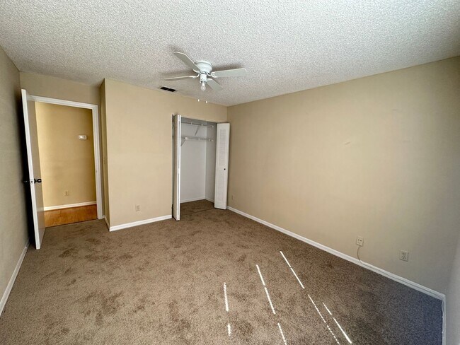 Building Photo - MOVE IN SPECIAL !!2 BEDROOM 1 BATHROOM CON...