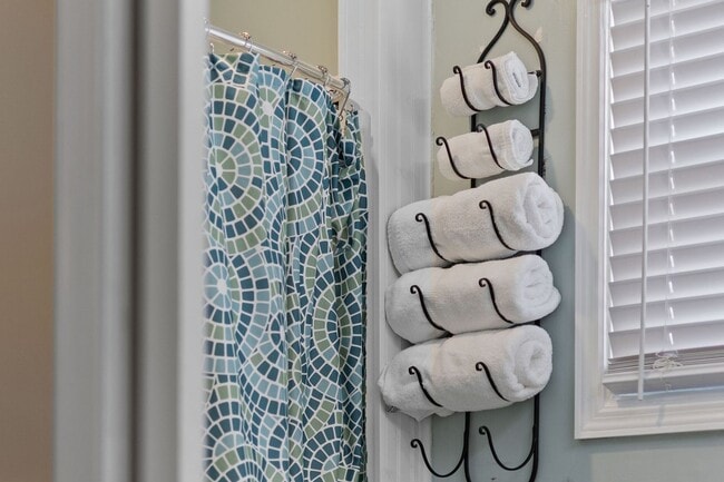 Building Photo - SNOWBIRD RENTAL- 4 blocks 2 Sea & Fire Pit