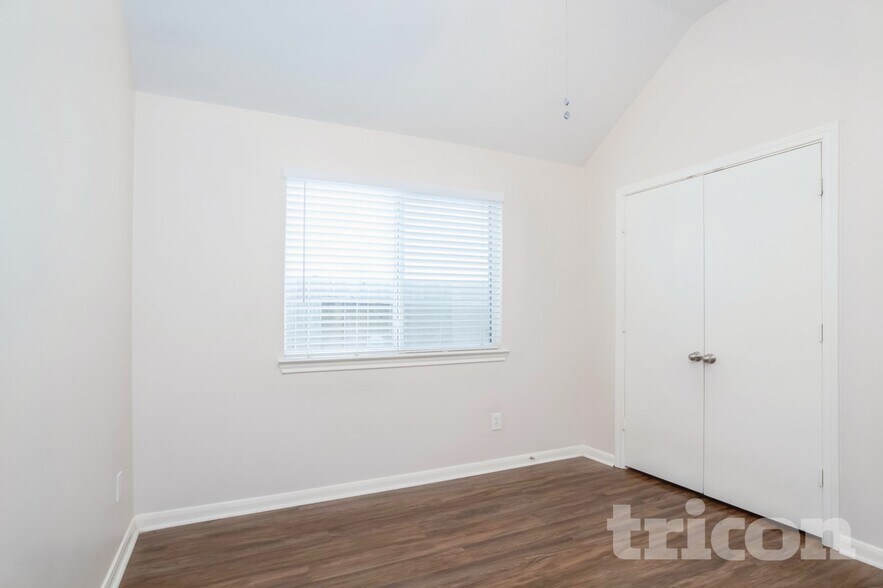 Building Photo - 810 Forest Hillside Ln