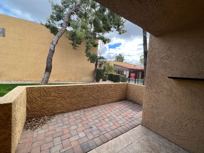 Building Photo - 2 Bedroom Condo in the Scottsdale Terrace ...