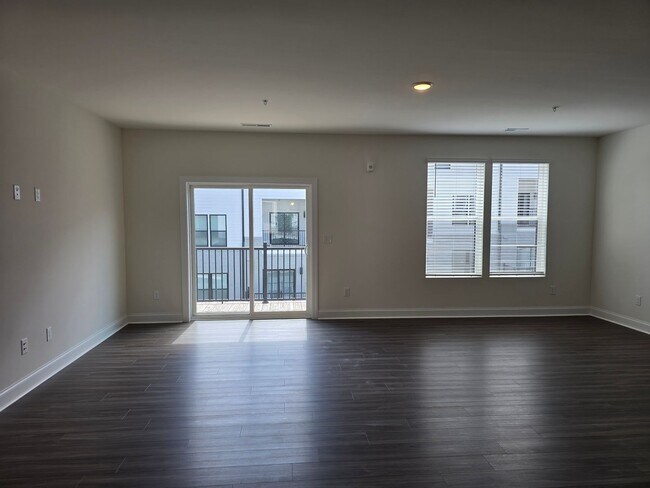 Building Photo - Brand Spankin' New Condo on White St!