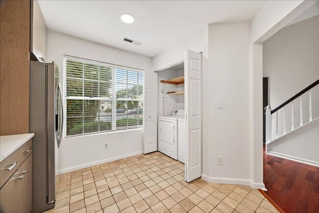 Building Photo - 1371 Le Parc Terrace