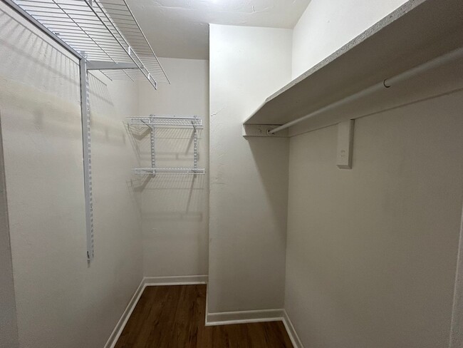 Building Photo - Updated GreenLeaf 2/1