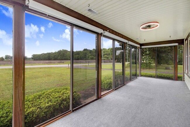 Building Photo - *FOR RENT* Beautifully Updated Home in Pri...