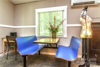 Building Photo - 543 College St