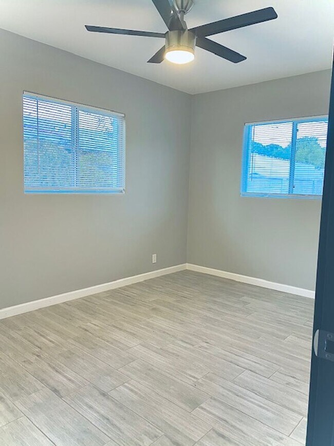 Building Photo - Modern Centrally Located 3 bed, 2 bath w/Large back yard