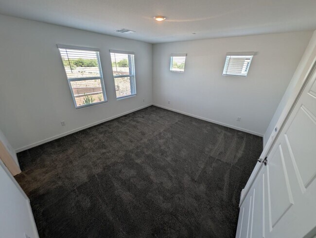 Building Photo - 484 Golden Myna Ave
