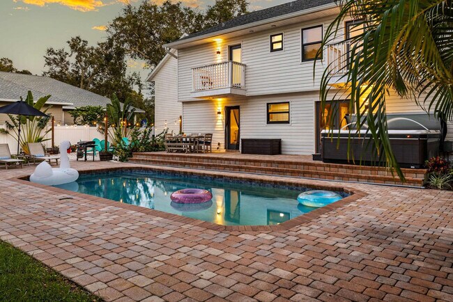 Building Photo - 12833 Poinsettia Ave