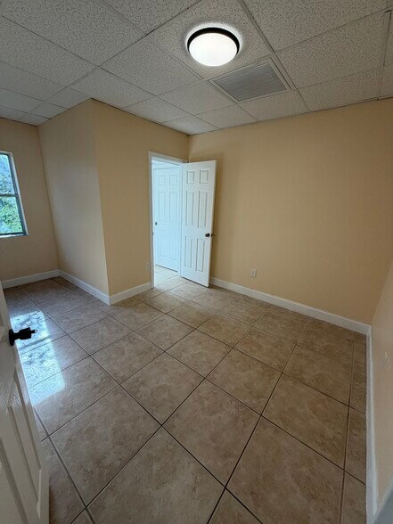 Building Photo - 2020 Laurel Ln