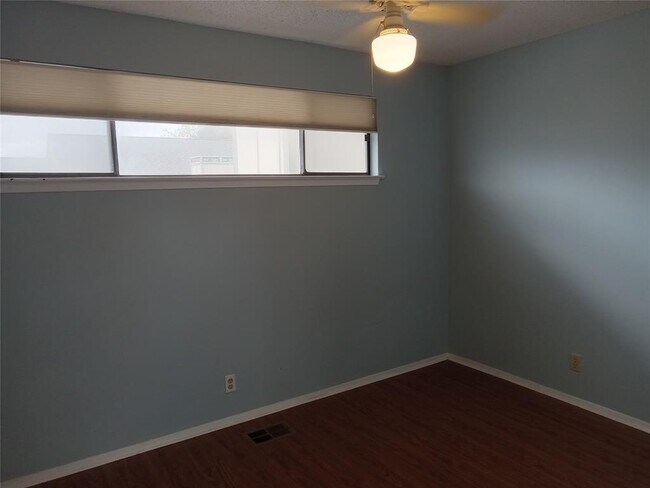Building Photo - 910 E Meadowmere Ln
