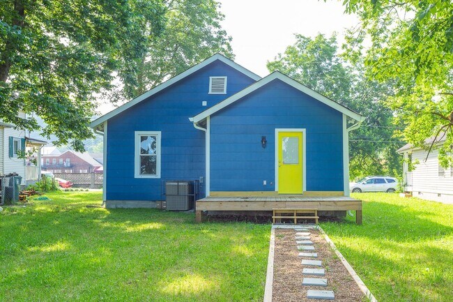 Building Photo - Beautiful & Updated Ridgedale Home!
