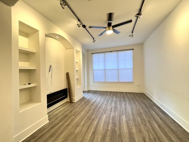 Building Photo - BEAUTIFUL CONDO WITH AMENITIES NEAR VANDERBILT!