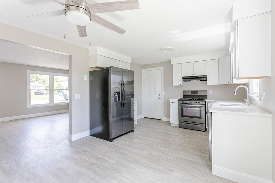 Building Photo - 1736 Elmwood Cir