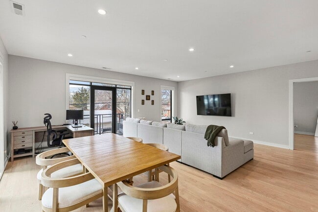 Building Photo - 6246 N Pulaski Rd