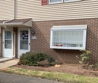 Building Photo - 3 Bedroom 1.5 Bathroom Condominium