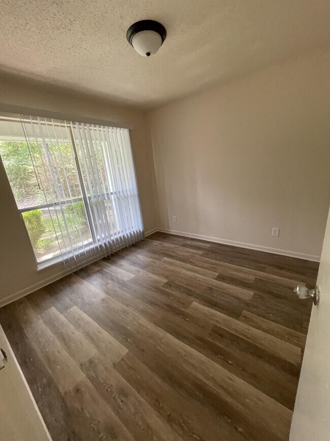 Building Photo - 8632 Northgate Dr