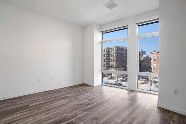 Building Photo - 839 Beacon St