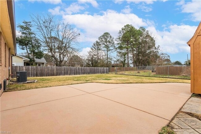 Building Photo - 821 Gene Crescent