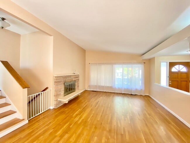 Building Photo - Charming Lake Hills Home in the Heart of Bellevue