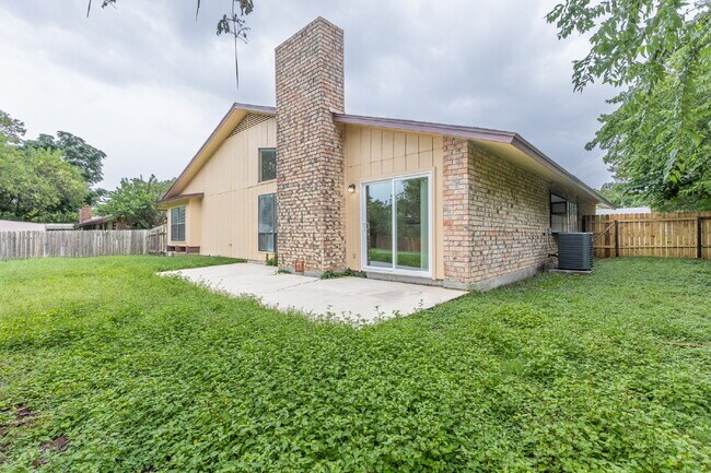 Building Photo - 5814 Pineway St