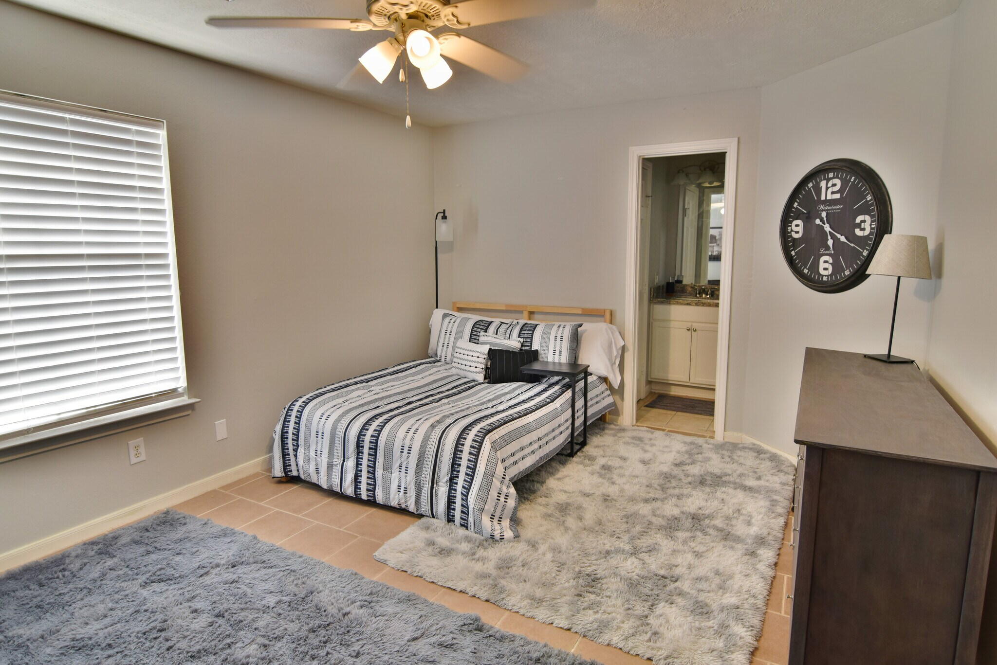 Building Photo - 2324 Sheridan St