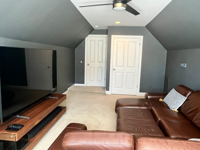 Building Photo - 724 Royal Bonnet Dr