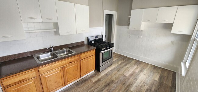 Building Photo - 4 Bedroom 1 Bathroom Triplex