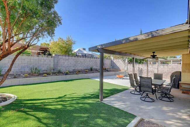 Building Photo - Fully Furnished, One Story, Near Strip, All Utilities Included with Flexible Lease Terms