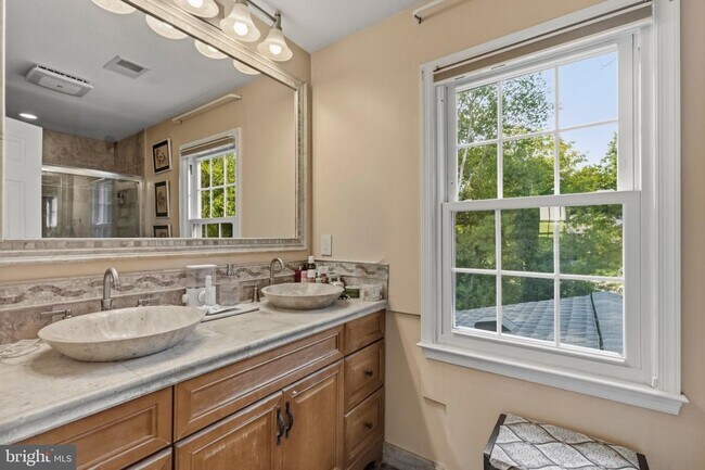 Building Photo - 8715 Shadowlake Way