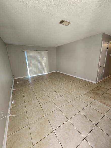 Building Photo - 8180 Stonebrook Dr