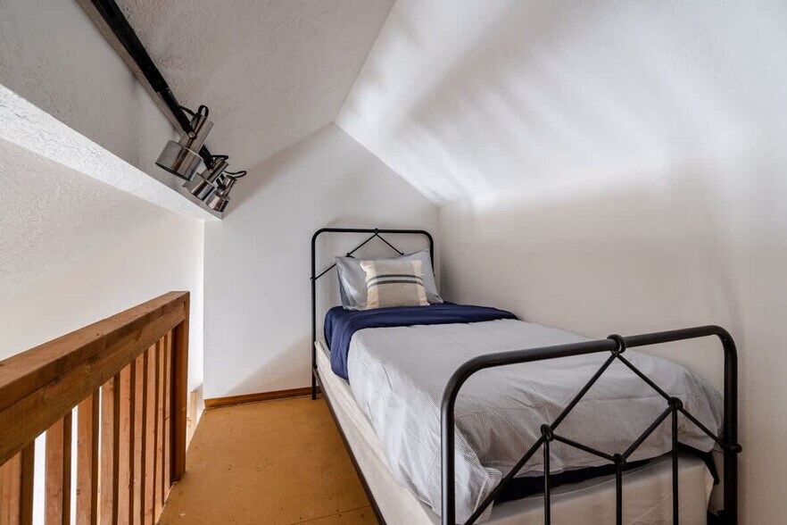 Building Photo - 1200 SW 20th Ave