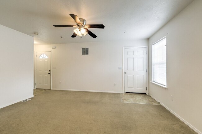 Building Photo - 447 N Haskett St