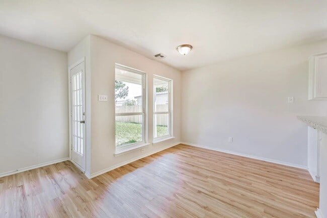 Building Photo - 106 Mango St