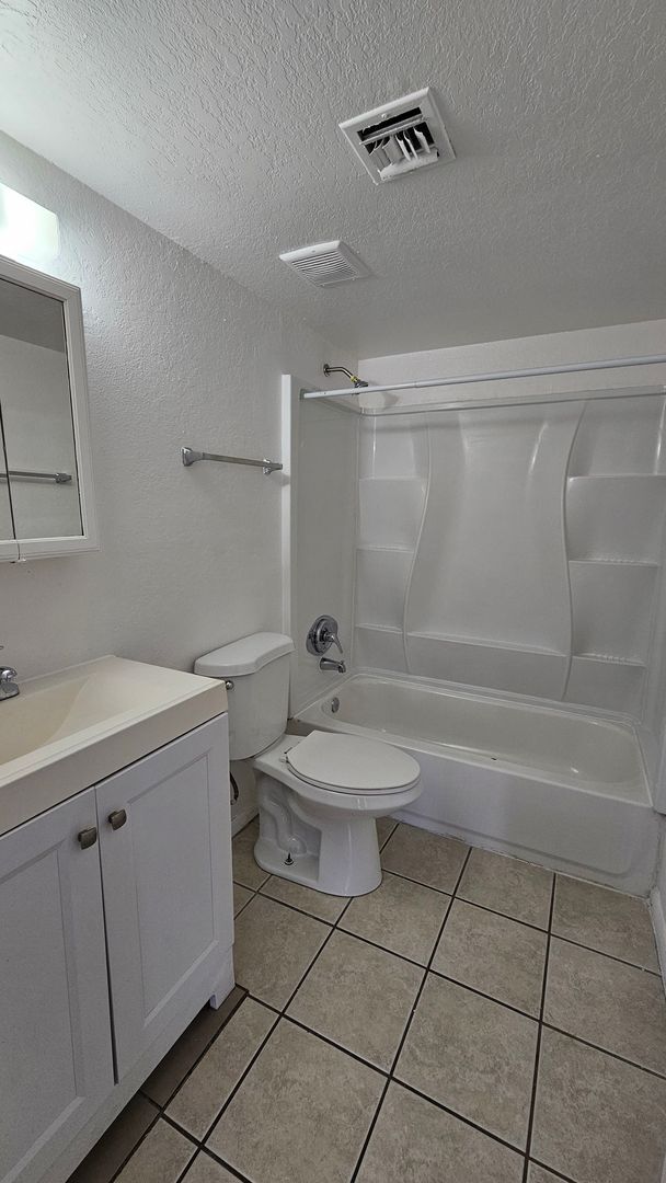 Building Photo - **Move in Special!!** 2Bed 1Bath Apartment Home!!