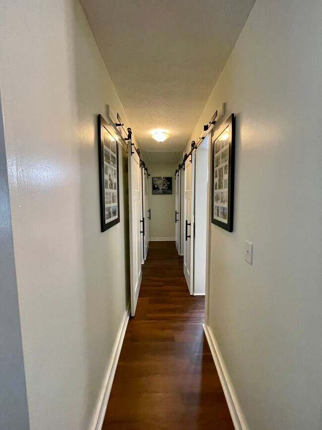 Building Photo - Beautiful newly renovated 3 bedroom 2 bath...