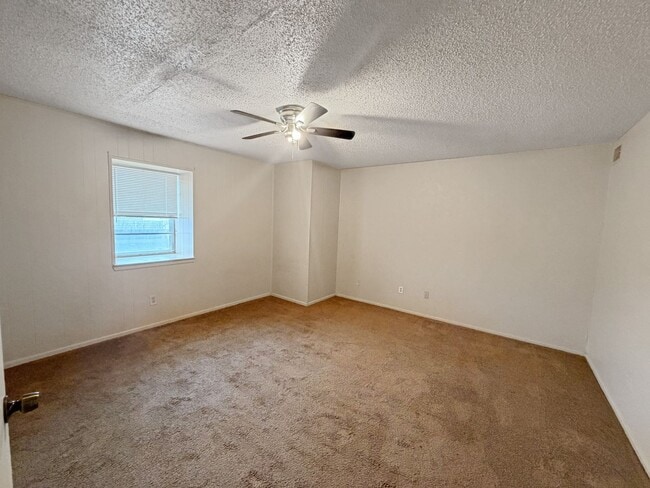 Building Photo - 419 W Kiowa Ave