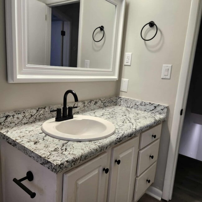 Building Photo - 1406 Hays St