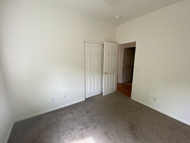 Building Photo - 3 Bedroom home in quiet neighborhood