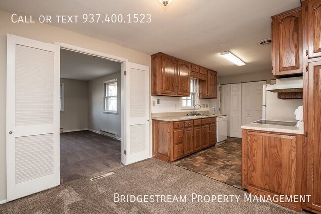 Building Photo - 3 bedroom, 1.5 bath ranch home with shed a...