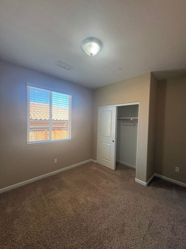 Building Photo - 4 bedroom 3 bath stunner in Sparks