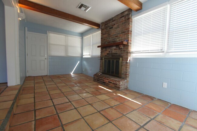 Building Photo - Charming 3 Bedroom 1.5 Bathroom POOL Home in Orlando!!