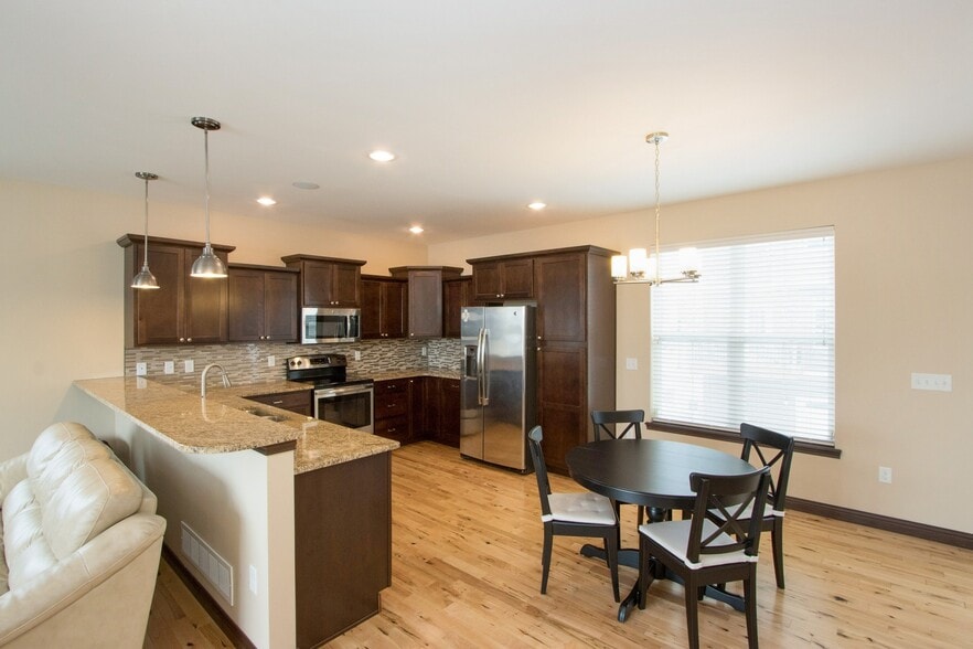 Building Photo - 320 Clark Dr