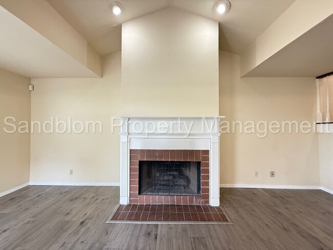 Building Photo - For Lease | South Tulsa - Townhouse | $150...