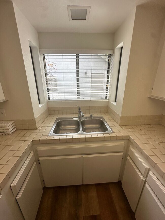 Building Photo - Beautiful 2 bed / 2.5 bath / 1,218 sqft Condo in Solana Beach - Available 01/26