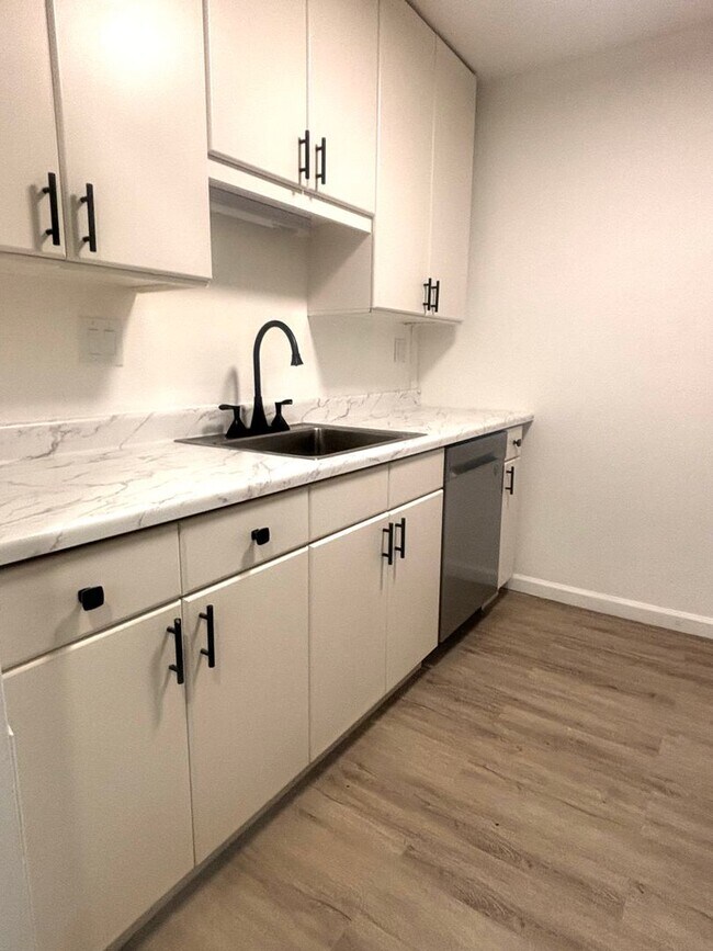 Building Photo - Stylishly Remodeled 2-Bedroom Gem in Redwood City