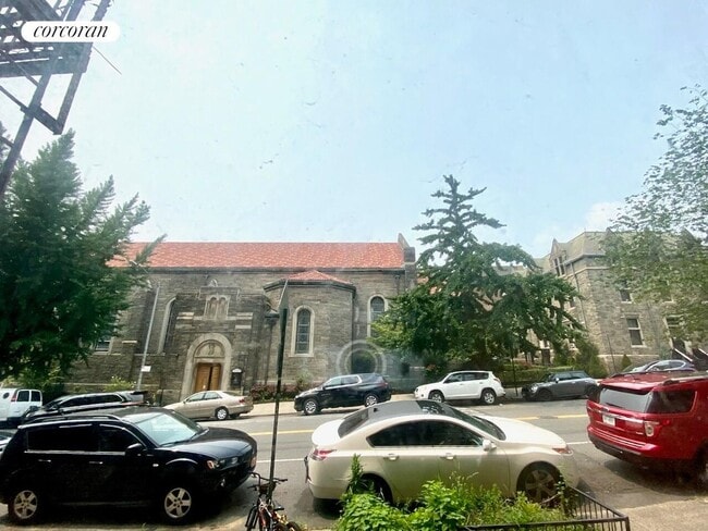 Building Photo - 585 Isham St